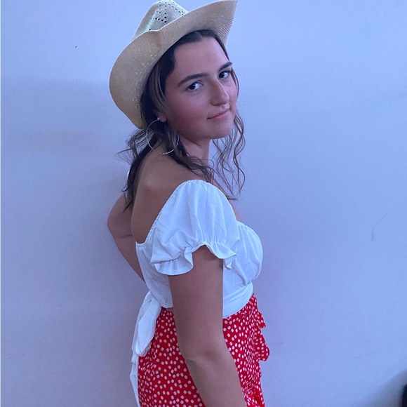 Meet your Posher, Carmela - Picture 1 of 3